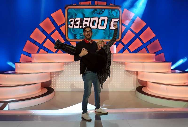 Eugeni Alemany junt a la concursant guanyadora del premi acumulat d'Atrapa'm si pots.