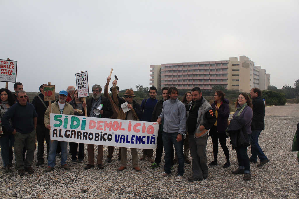 Protesta d'AE-Agró demanant l'enderrocament de l'antic hotel