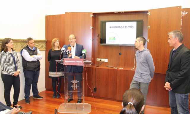 L'alcalde Diego Gómez i els representants d'Aki a l'acte de presentació de la nova superfície comercial