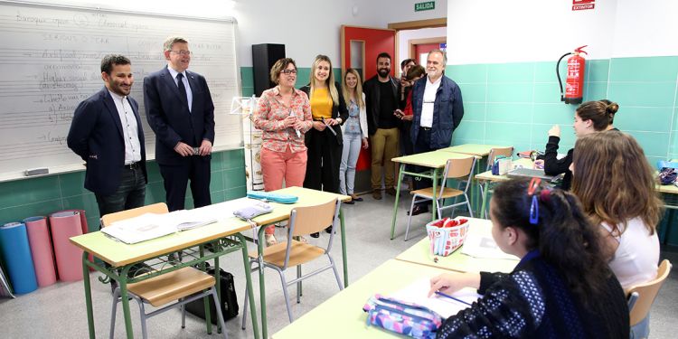 El president de la Generalitat Valenciana, Ximo Puig, i el conseller d'Educació, Vicent Marzà a l'IES Honori García de la Vall d'Uixò en una imatge d'arxiu.