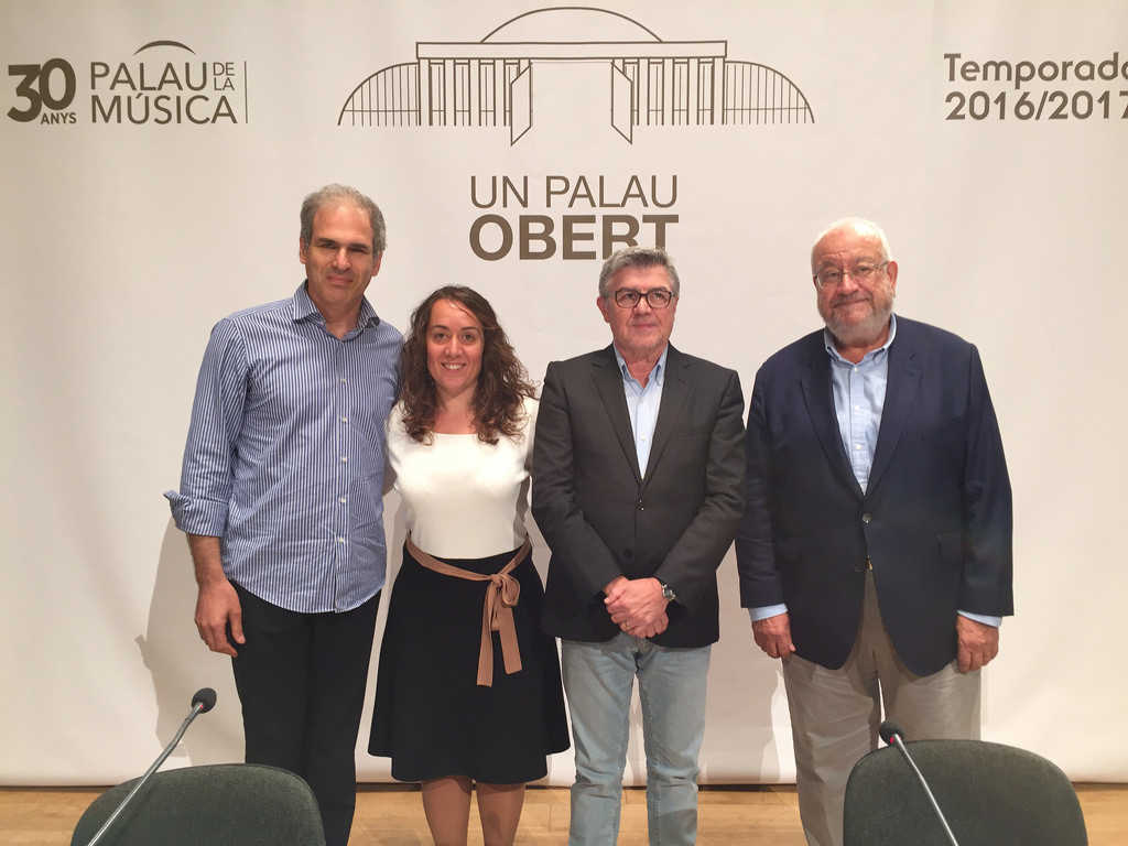 El director Yaron Traub junt amb la presidenta del Palau, Glòria Tello, Vicent Ros i Manuel Muñoz.