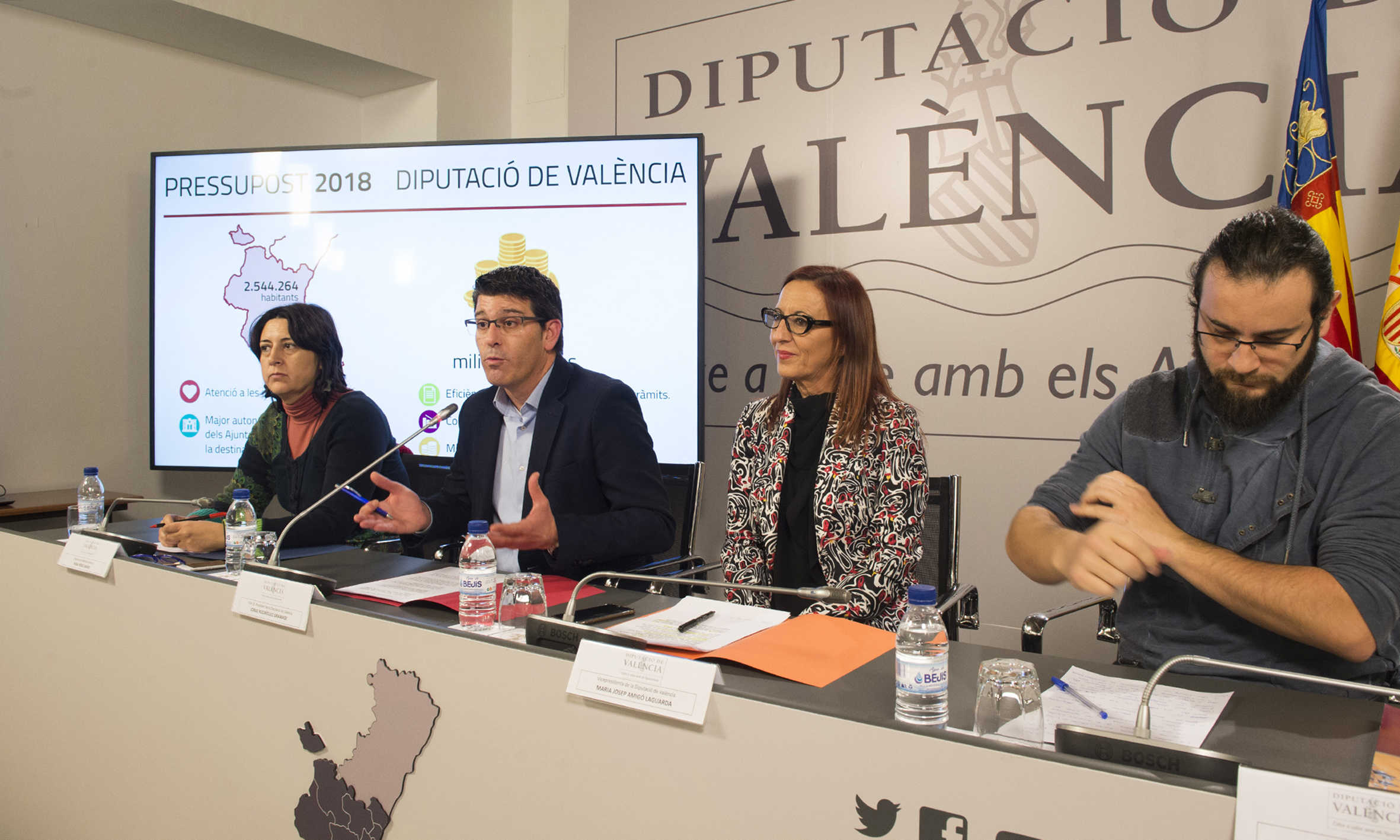 El president de la Diputació de València, Jorge Rodríguez, la vicepresidenta Maria Josep Amigó i els diputats de l'equip de govern Rosa Pérez i Berto Jaramillo han detallat el Pressupost de la institució per al 2018.