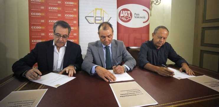 El president de la CEV, Salvador Navarro, juntament amb els secretaris generals de CCOO i UGT, Arturo León i Ismael Sáez.