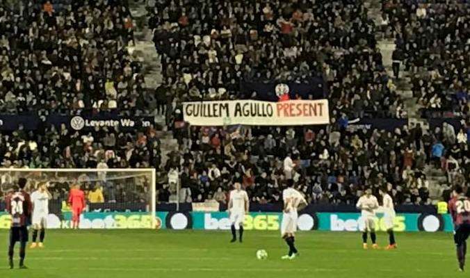 Els aficionats del Llevant UD van recordar divendres el jove de Burjassot a l'inici de la segona part del partit que enfrontava l'equip local amb el Sevilla CF.