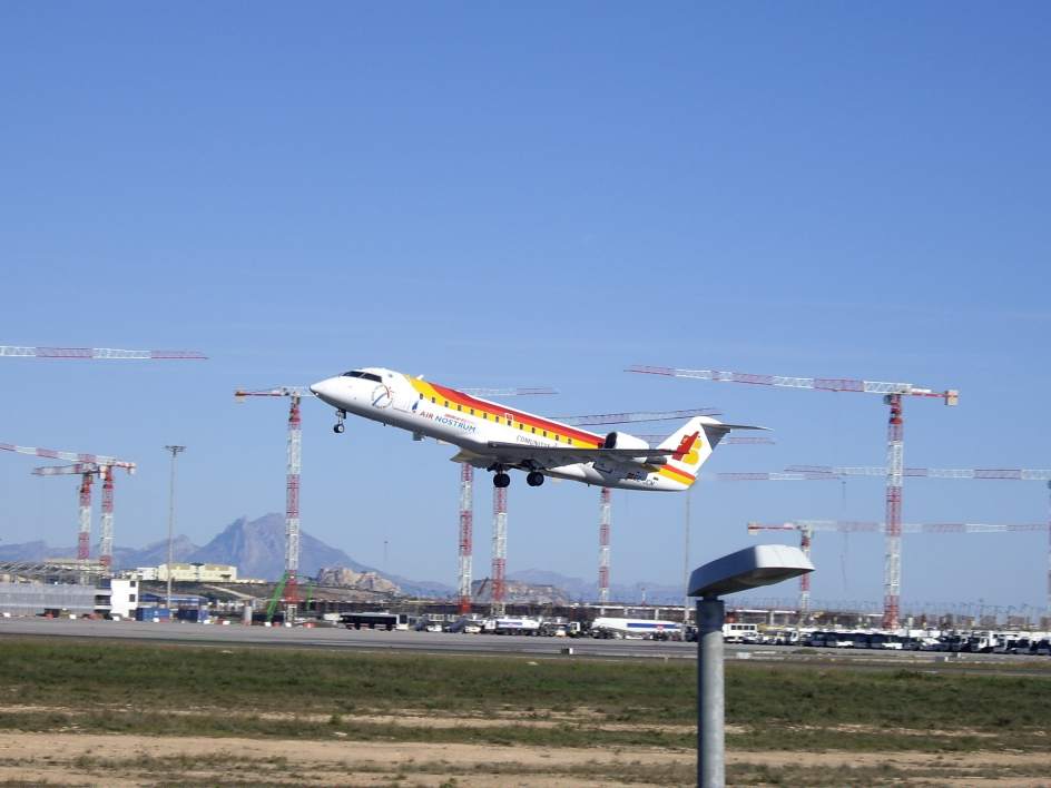 Un avió s'enlaira a l'aeroport de l'Altet