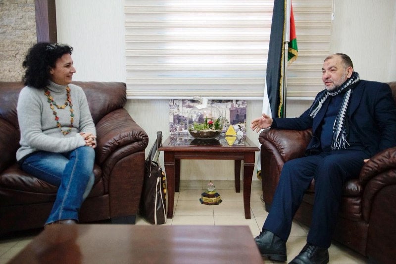 Hebron és "una de les ciutats més conflictives per al poble palestí. En ella es troben entre 400 i 800 colons protegits per 4000 soldats israelians i cinc assentaments, quatre d'ells dins del nucli antic".