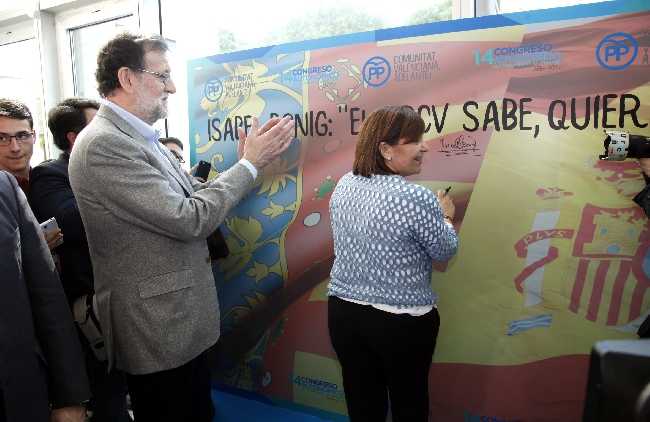 La presidenta del PPCV, Isabel Bonig, junt al president del PP, Mariano Rajoy, durant el congrés que va servir per a ratificar-la en el càrrec el passat mes d'abril.
