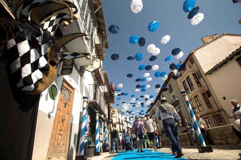 Les festes del Sexenni duren nou dies al llarg dels quals es celebren processons amb una alta càrrega de balls i sons tradicionals.