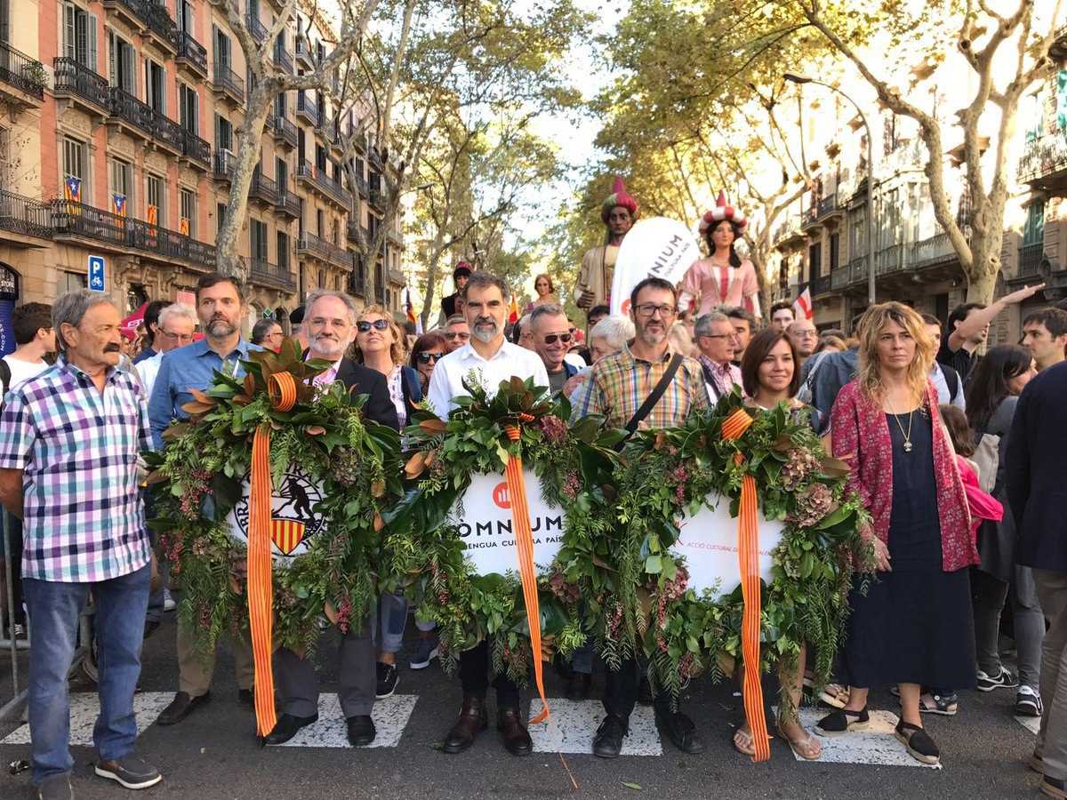 El portaveu d'ACPV, Toni Gisbert, a l'ofrena floral conjunta al monument a Rafael Casanova