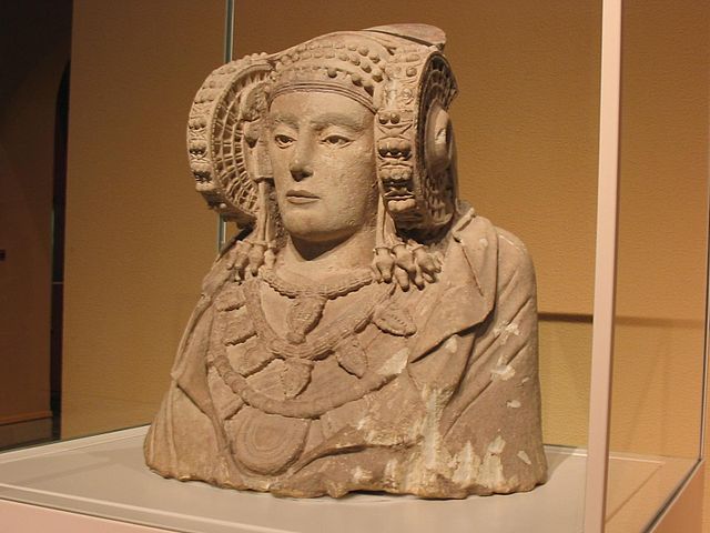 La Dama d'Elx, dins la seua vitrina al Museu Arqueològic Nacional