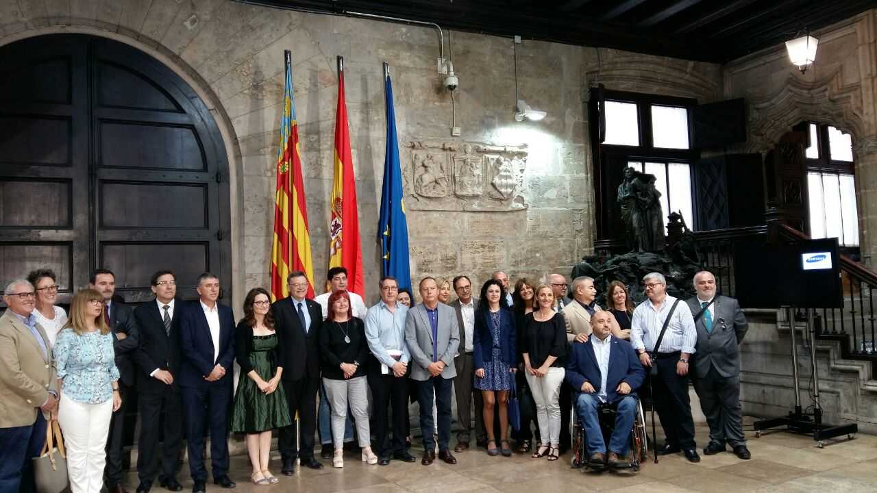 El president de la Generalitat, Ximo Puig, la vicepresidenta del Consell, Mònica Oltra, el conseller d'Economia, Rafa Climent i assistents a l'acte de presentació Avalem Experiència.