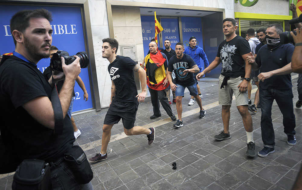 El fotoperiodista Germán Caballero recollirà el premi en representació de tots els periodistes i fotoperiodistes agredits el passat 9 d'Octubre.