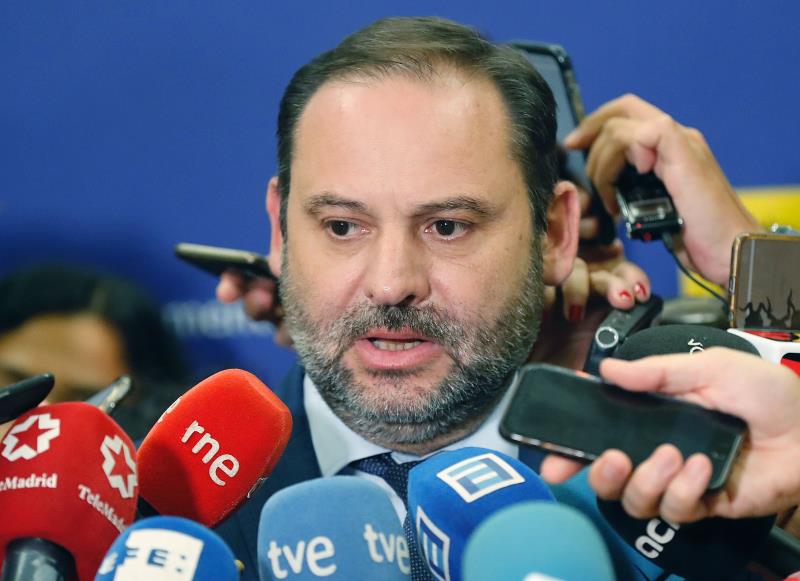 El ministre de Foment, José Luis Ábalos, atenent a la premsa després de visitar la zona de l'incendi de Llutxent.