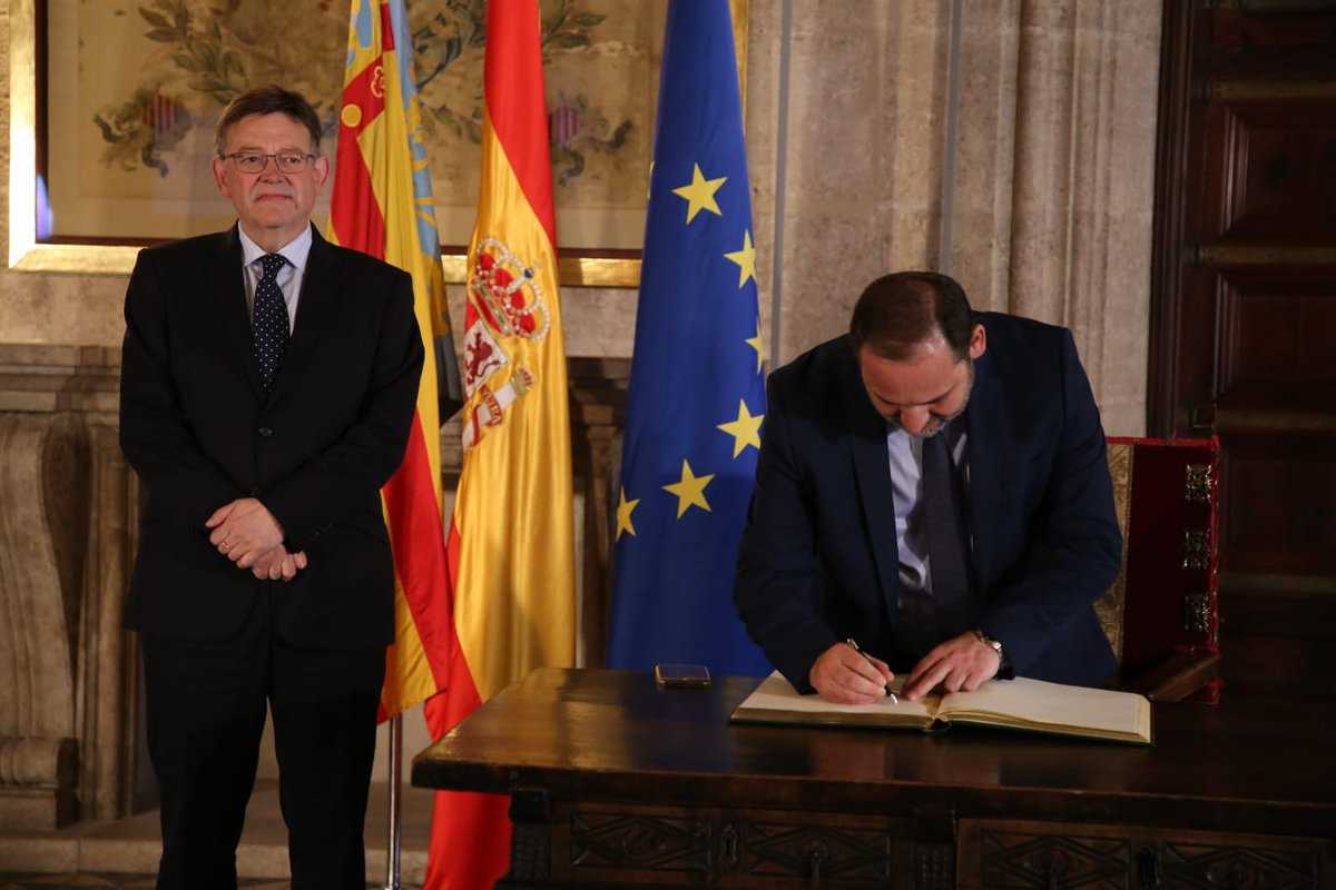 El ministre de Foment, José Luis Ábalos, signa al Llibre d'Honor del Palau de la Generalitat.