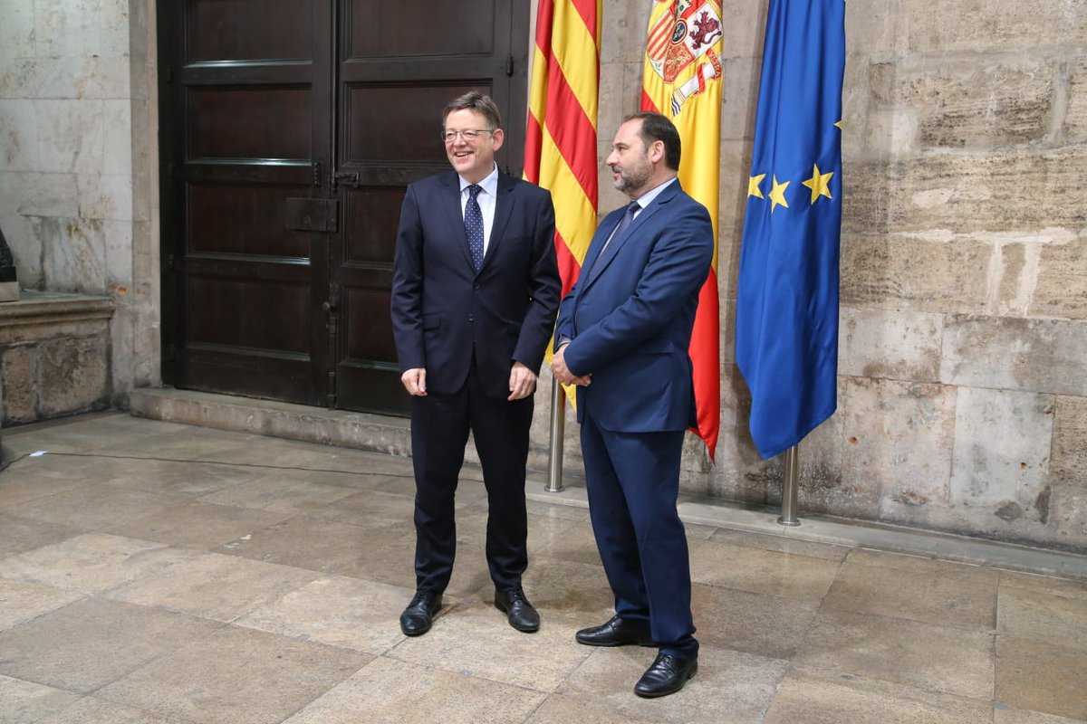 Ximo Puig i José Luis Ábalos, posen fer als fotògrafs abans de reunir-se al Palau de la Generalitat.