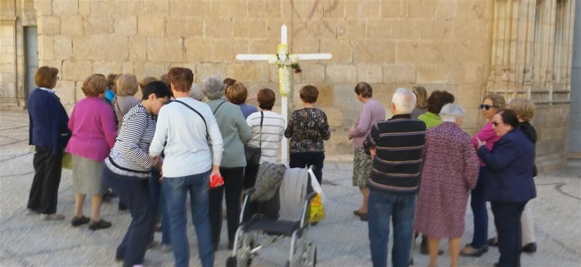 La Plataforma Ciutadana en Defensa de la Creu es reuneix del 3 al 23 de maig a la plaça del'Església davant d'una creu portàtil.