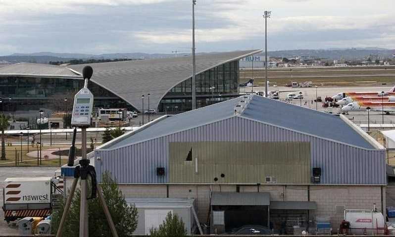 La torre de vigilància de l'aeroport va detectar l'estel i va donar avís a les autoritats per a que detectaren qui el manipulava.