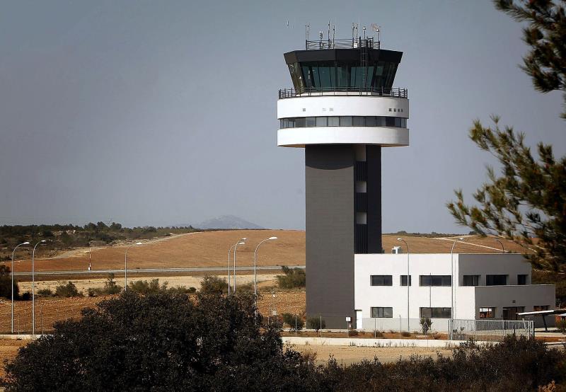 Durant el període transitori, Edeis continuarà sent la responsable de tots els aspectes del contracte i Aerocas obtindrà l'acreditació com a gestor aeroportuari, de manera que la infraestructura no deixarà de donar servei.