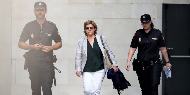 Imatge de quan Agustina Brines abandonava la Ciutat de la Justícia aquest dijous després que el jutge decretara la llibertat provisional per a ell i la resta de detingunts.