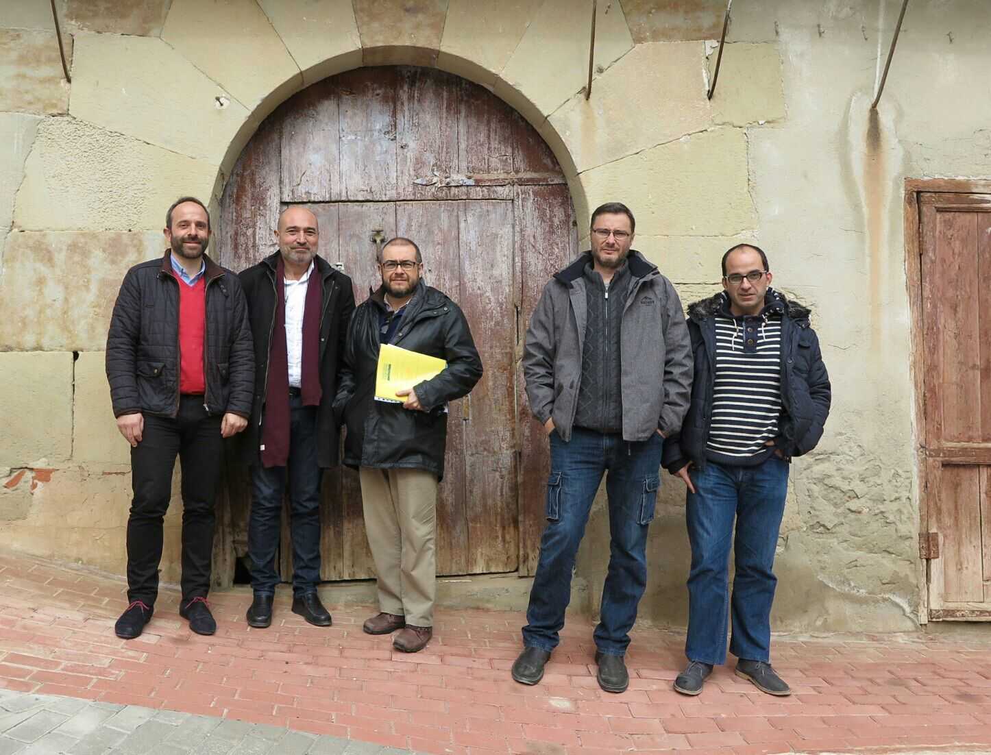 L'Alcalde de Titaigües, Ramiro Rivera, amb el diputat de Cultura, Xavier Rius i el director del MuVIM, Rafael Company durant una visita a la Casa del Tío Florencio, nova subseu del museu de la Diputació.