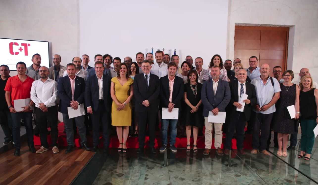 El president de la Generalitat, Ximo Puig, amb els representats dels diferents ajuntaments de la demarcació de València beneficiaris de les ajudes.