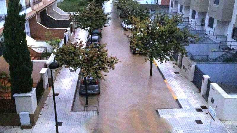 Els carrers d'Algemesí s'inunden i el barranc de la Murta es desborda a Alzira.