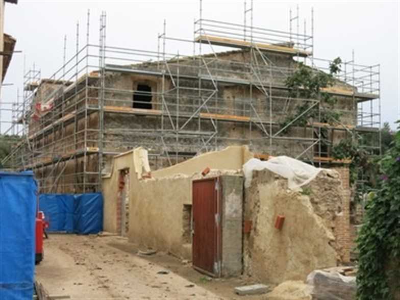 L'Alqueria del Moro està situada en un punt estratègic en la part oest de l'horta i de fàcil accés tant des del nord com des del sud.