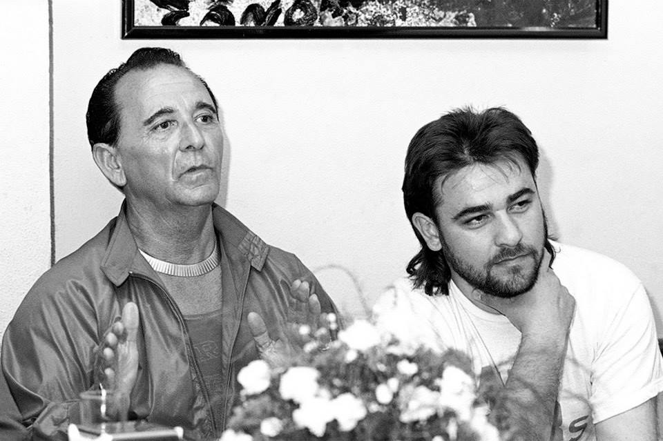 Un jove Manel Alonso (a la dreta) amb el poeta Josep Maria Ribelles Llobat, durant una de les tertúlies que es feien als anys 90 al Café Django's de Puçol.