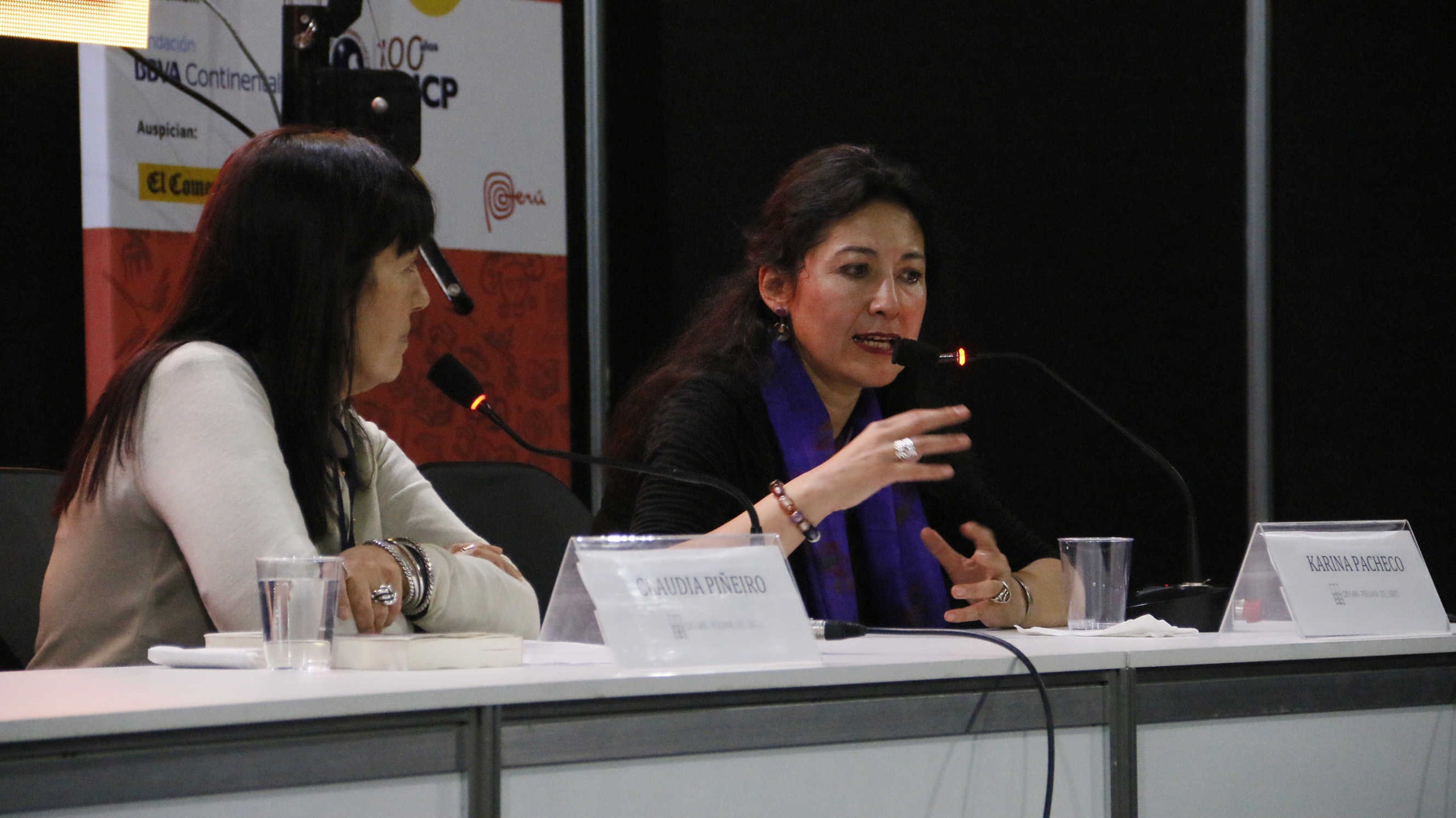 D’esquerra a dreta, Claudia Piñeiro i Karina Pacheco