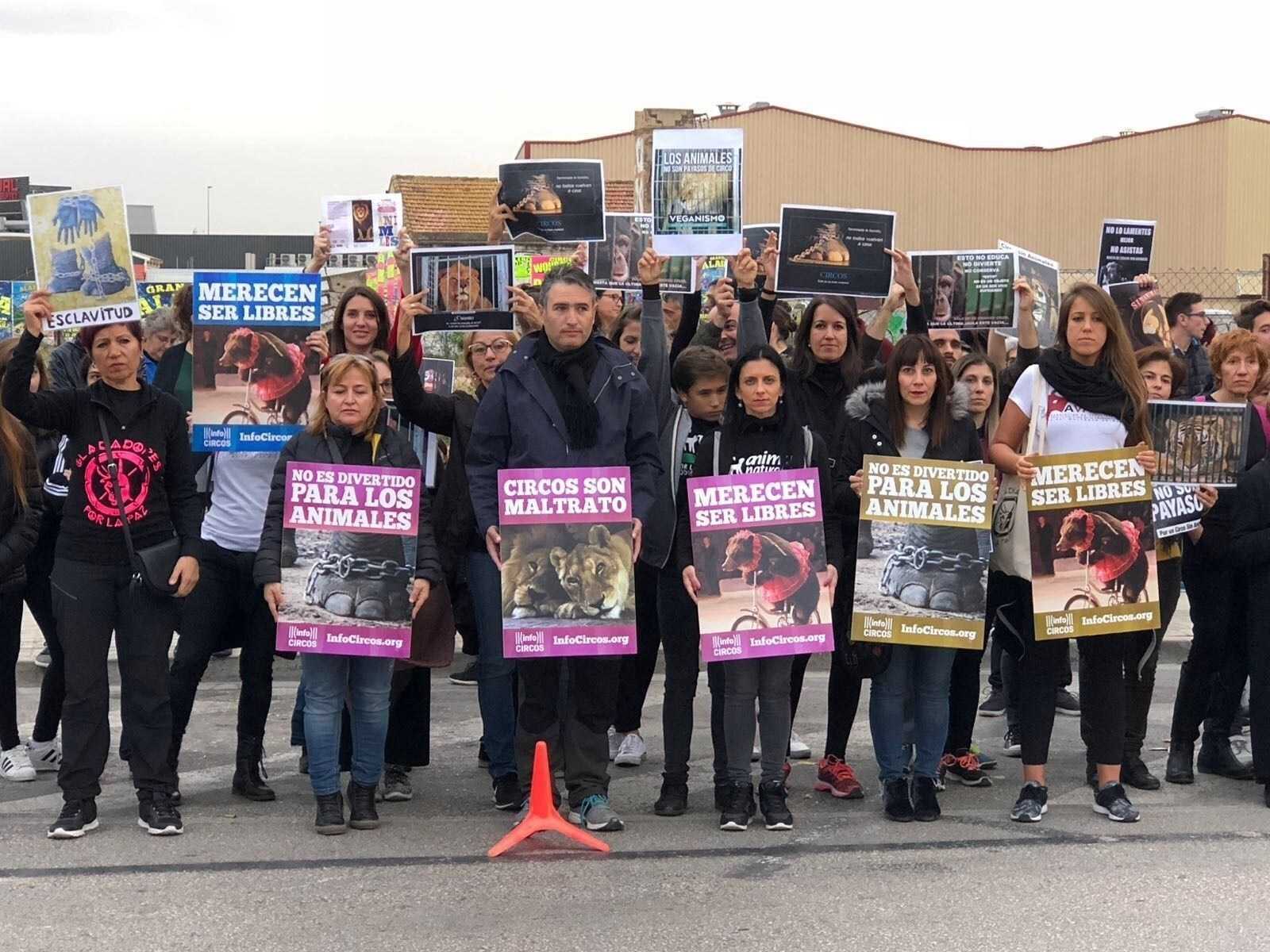Protesta a les portes del circ en què s'exhibeixen animals i que s'ha instal·lat a Alfafar.