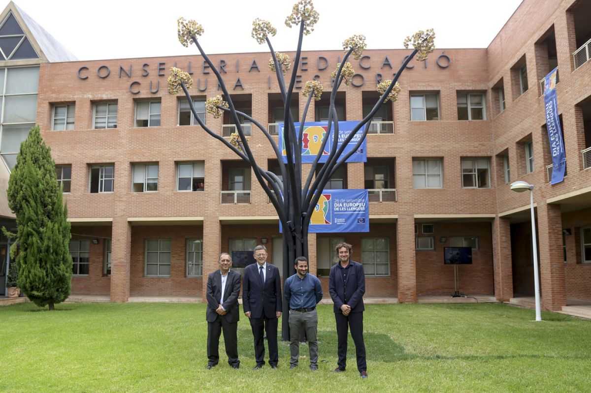 El president secretari autonòmic de Cultura, Miquel Soler, el president de la Generalitat, Ximo Puig, el conseller d'Educació, Vicent Marzà i el director general de política lingüística, Ruben Trenzano.