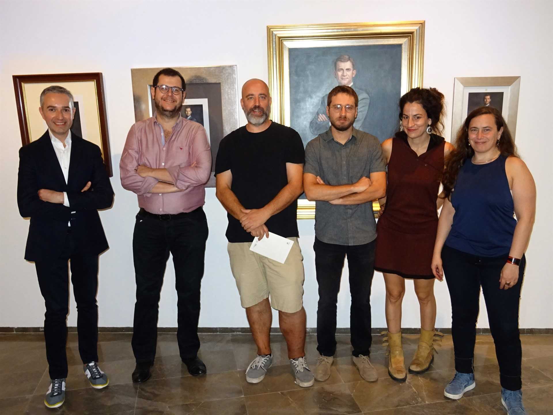 El director del Consorci de Museus, José Luis Pérez Pont, amb alguns dels artistes de l'exposició.