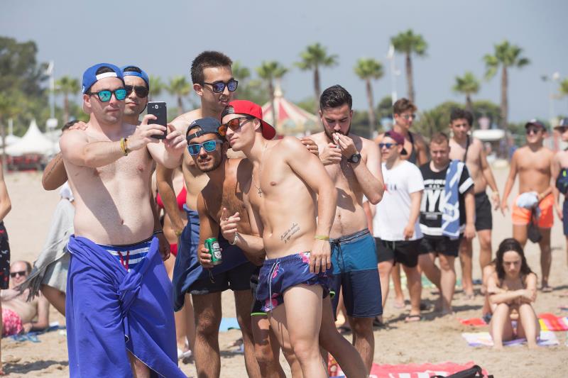 Milers de joves acudeixen massivament a Borriana per a assistir al festival de música Arenal Sound.