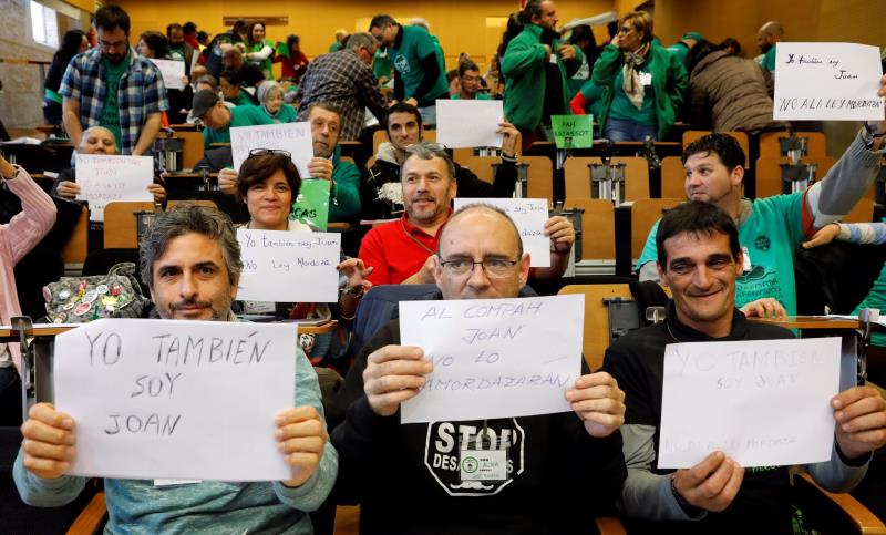 Membres de la PAH, després de l'assemblea estatal en què han debatut les futures accions que seguiran dins de la seua reivindicació contra els desnonaments.