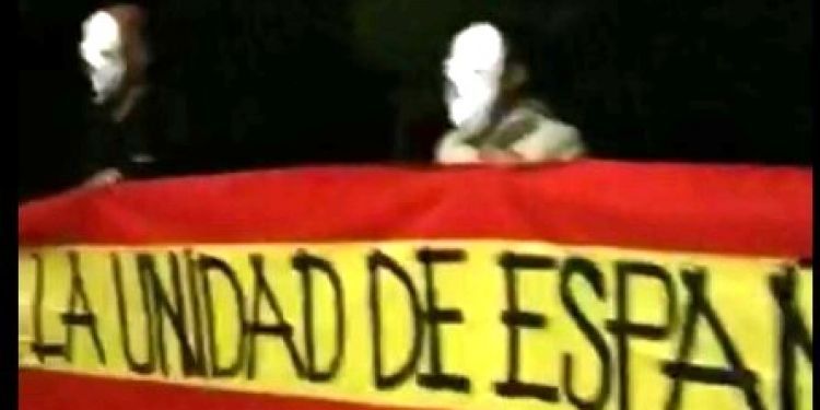 El grup que es va concentrar davant del domicili de la vicepresidenta va desplegar una gran bandera d'Espanya.