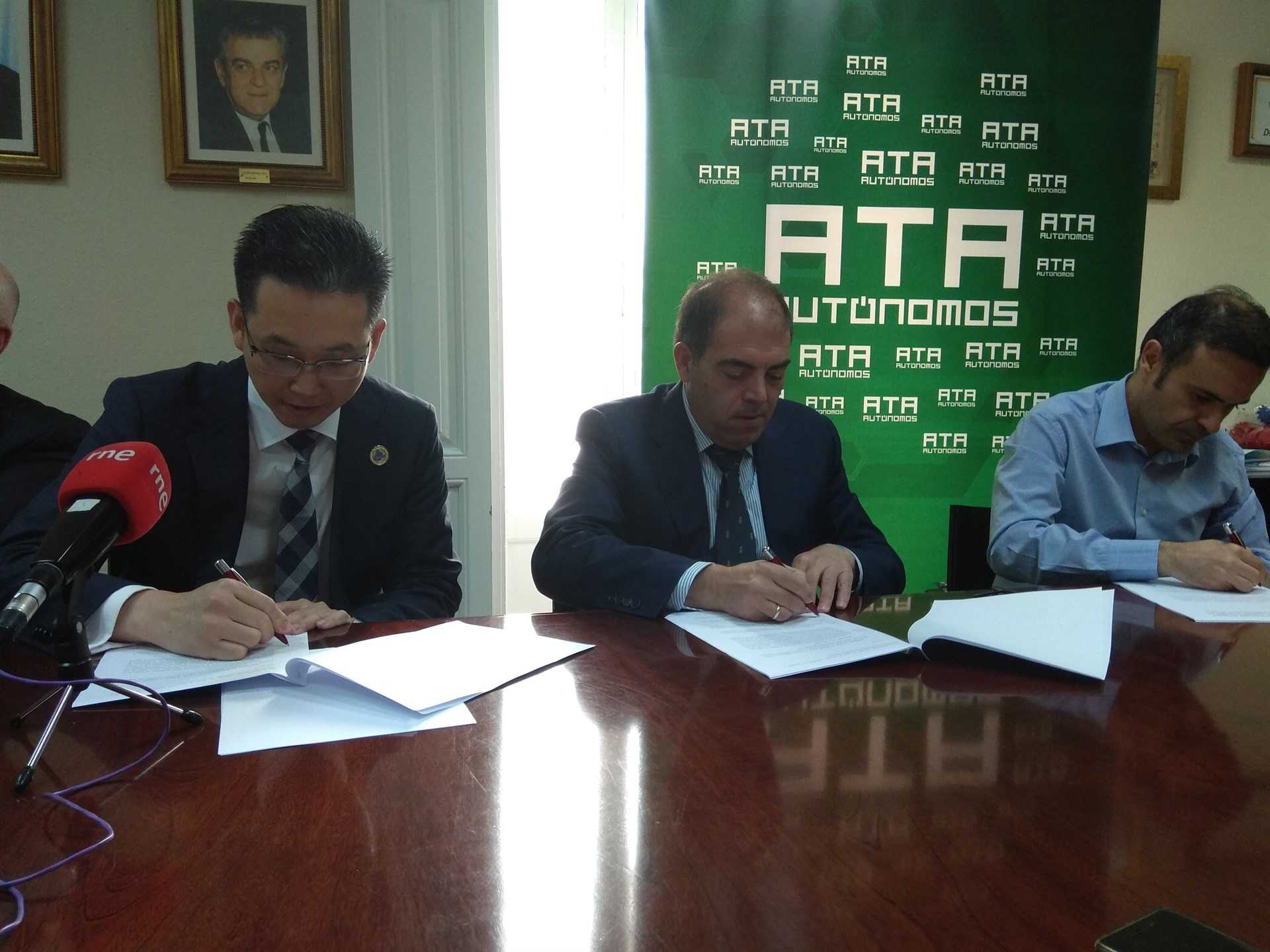 El president de l'Associació d'Empresaris Xinesos de Fujián, Christopher Chen, junt al president d'ATA, Lorenzo Amor i el president de l'associació al País Valencià, Rafael Pardo.