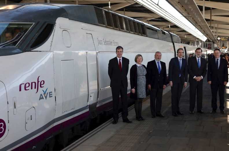 El president del govern espanyol, Mariano Rajoy, juntament amb el president de la Generalitat, Ximo Puig en l'arribada de l'AVE a Castelló