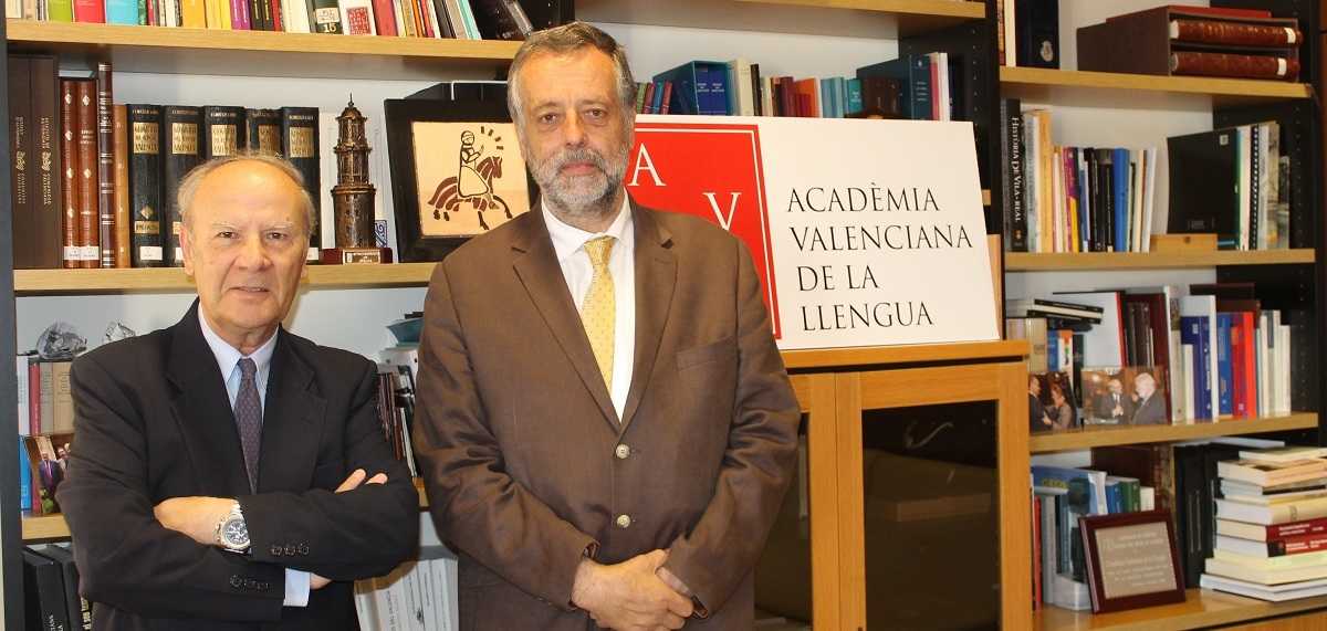 El president de l’AVL, Ramon Ferrer, amb el seu homòleg de l’Acadèmia Aranesa de la Llengua Occitana, Jusèp Loís Sans.