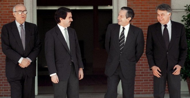 José María Aznar rep els anteriors presidents espanyols constitucionals en un acte a la Moncloa en 1997.