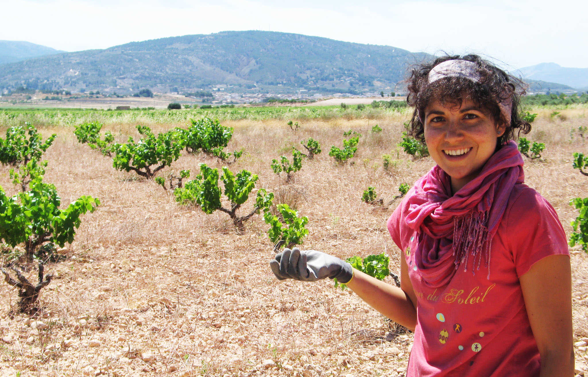 Gloria Gómez Mataix, amb el Pinós i el Cabeço de fons