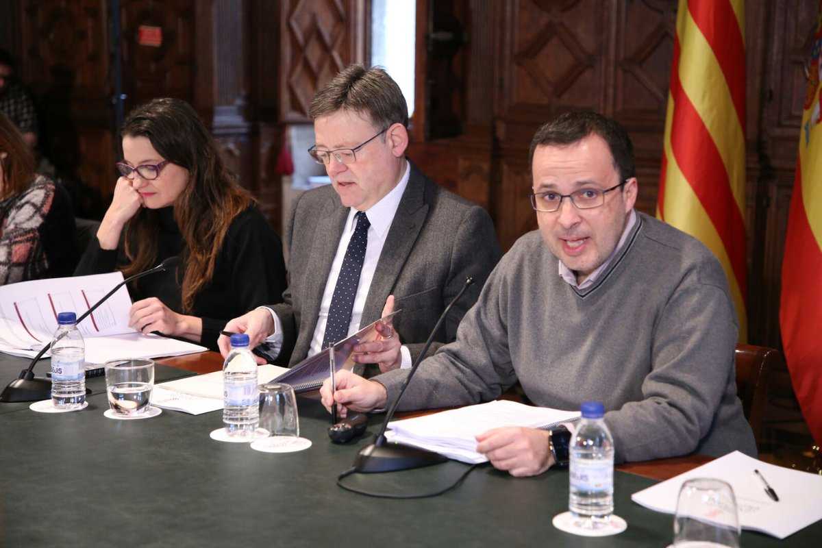 Mónica Oltra, Ximo Puig i el director d'anàlisi del Consell, Julián López, han presentat el Baròmetre de desembre de la Generalitat.