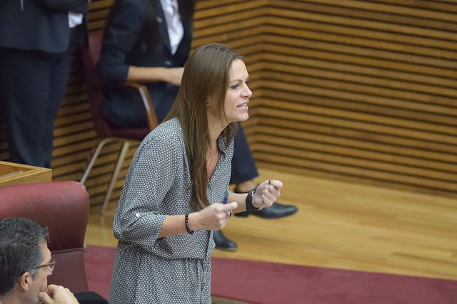 Betariz Gascó durant una intervenció al ple de les Corts.