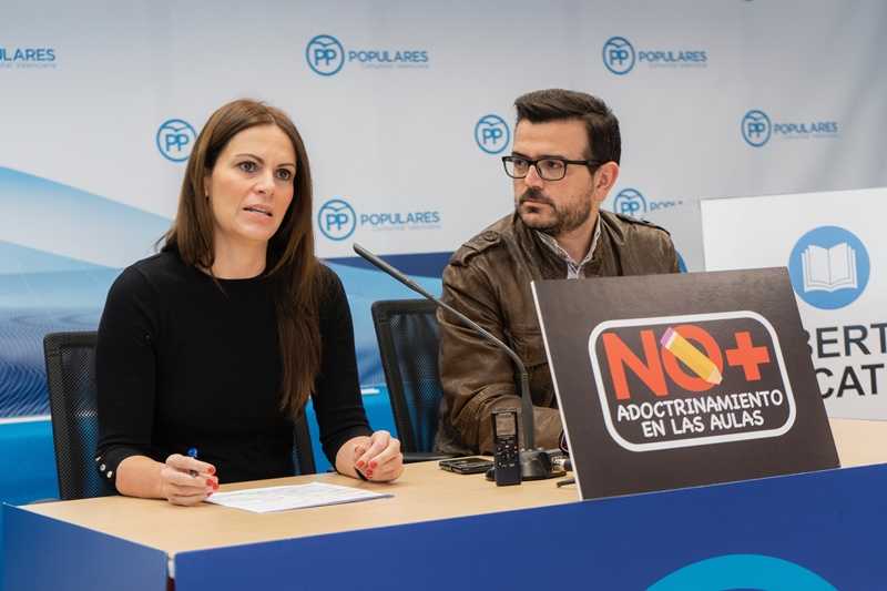 La secretària d'Educació del PPCV, Beatriz Gascó junt amb el vicesecretari de comunicació del partit, Jaume Bronchud.