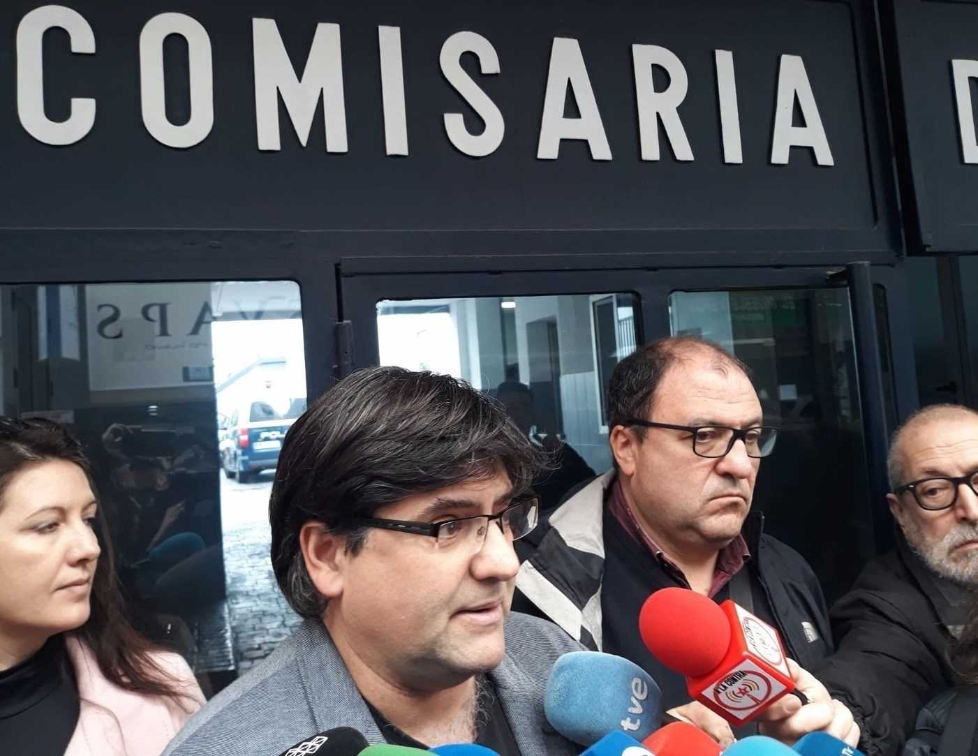 L'exregidor d'Urbanisme de l'Ajuntament d'Alacant, Natxo Bellido, a l'eixida de la comissaria després d'interposar una denuncia pel dispositiu de gravació trobat al seu despatx