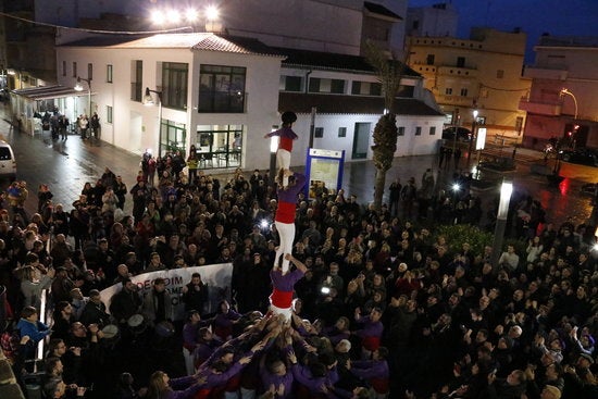 El mateix dia que finalitzava el termini donat per la delegació del govern espanyol, veïns del municipi i representats d'associacions, partits polítics i sindicats van mostrar el seu rebuig al requeriment.