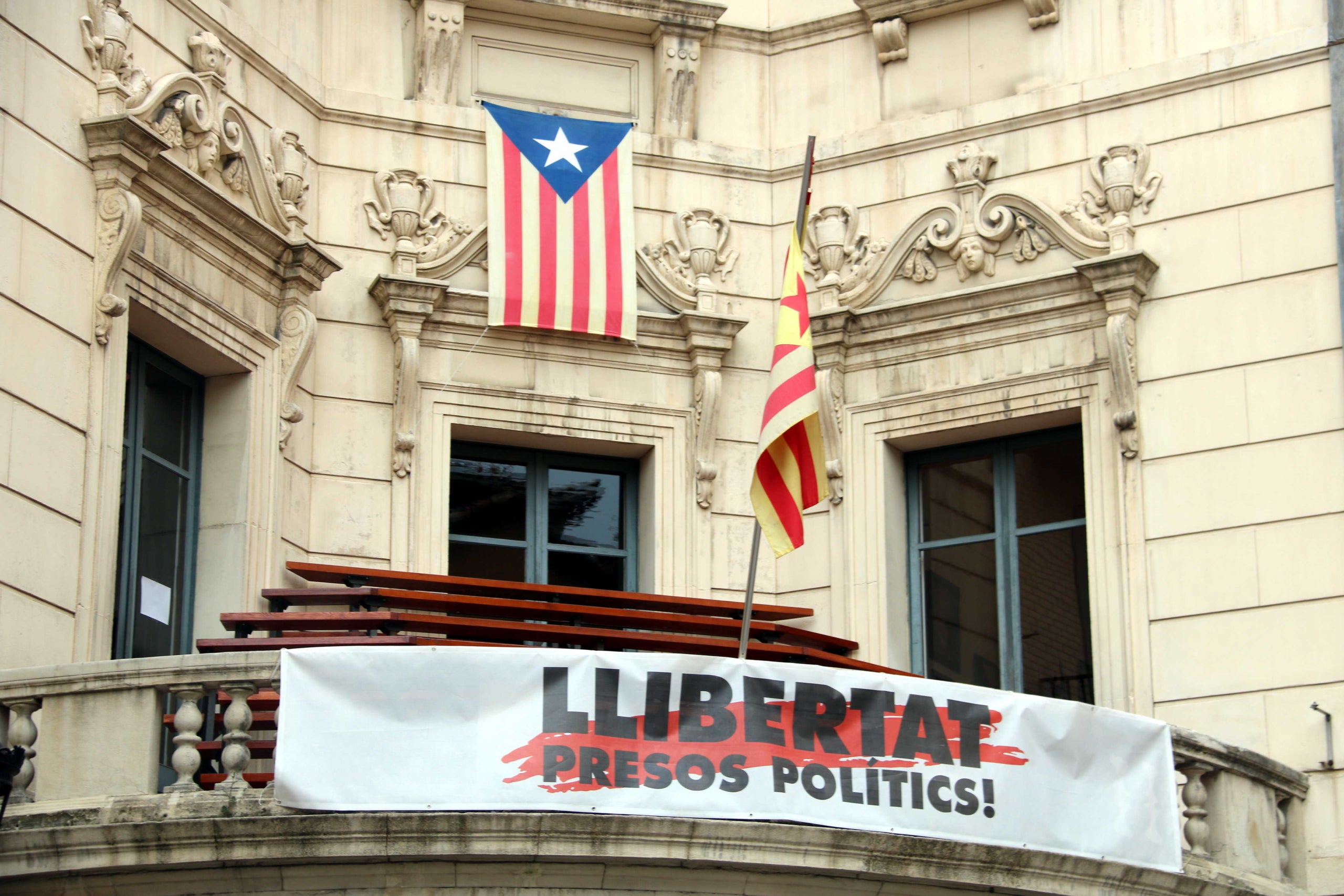 Façana de l'ajuntament de Berga preparat per la Patum el passat mes de maig.