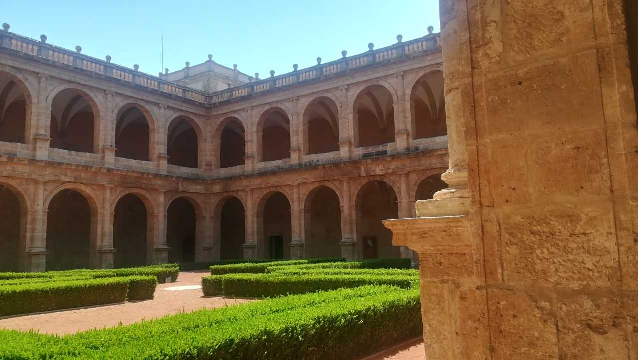 L'exemplar més antic correspon a les ordenances del Gremi de Teixidors i Tintorers de València.