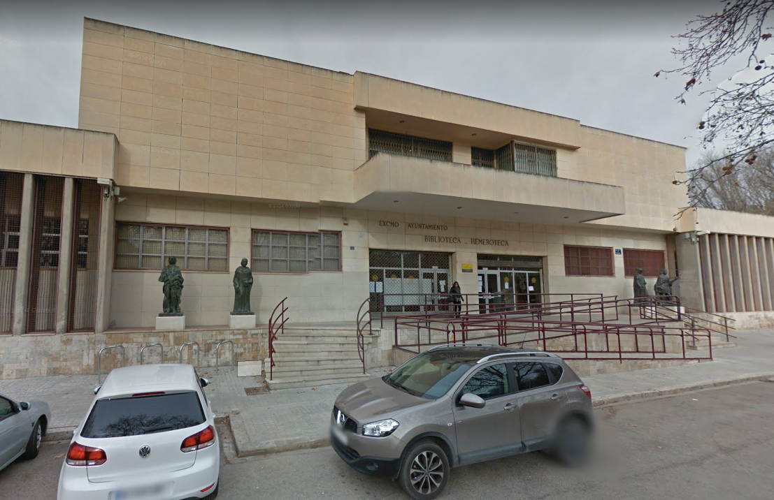 La Biblioteca Històrica Municipal de València es troba a la plaça de Magúncia i comparteix dependències amb la biblioteca Lluís Fullana i Mira i amb l'Hemeroteca Municipal.