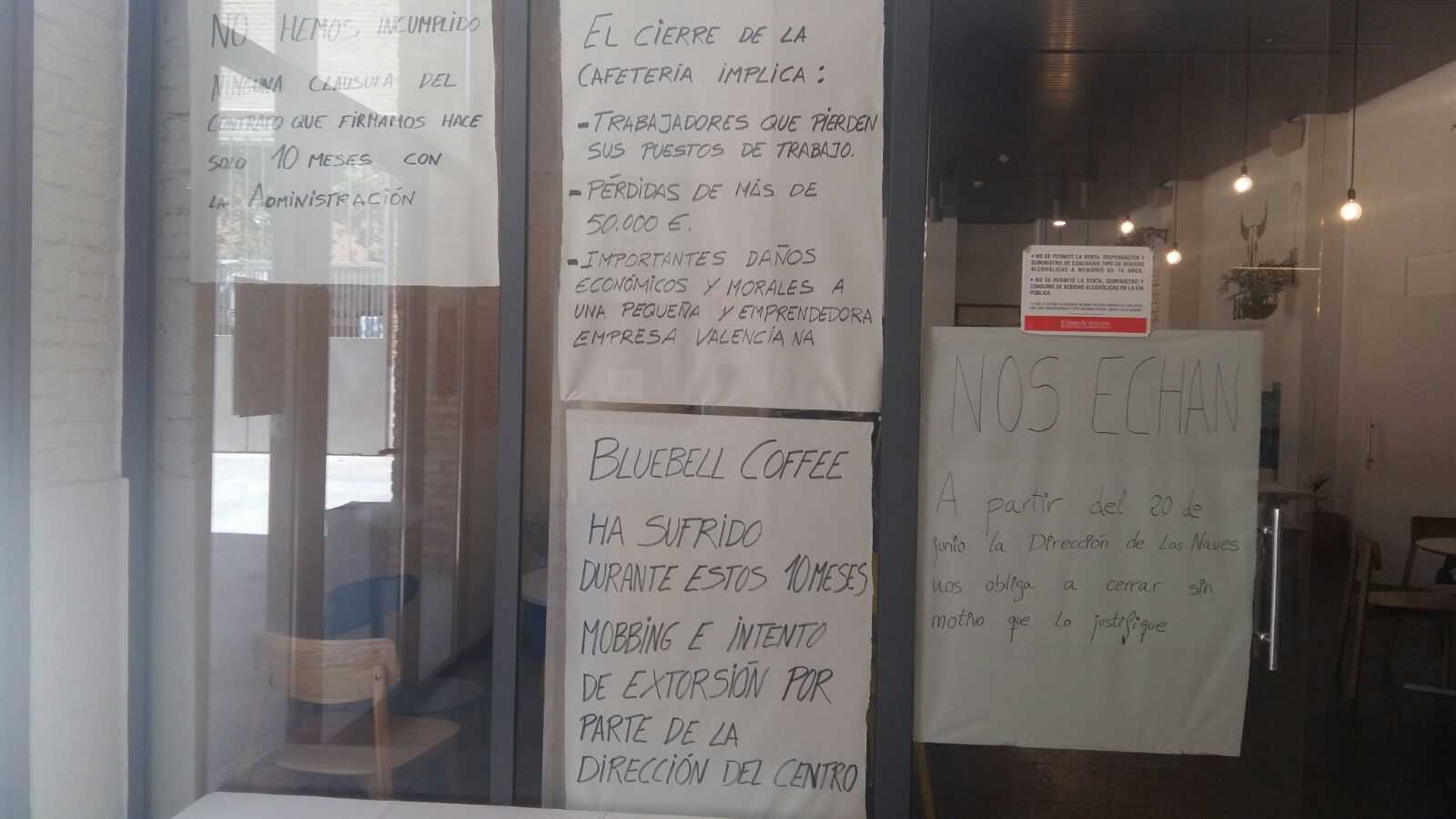 Els treballadors de Bluebell Coffee han empaperat les parets de la cafeteria de Las Naves per a denunciar l'actitud del centre