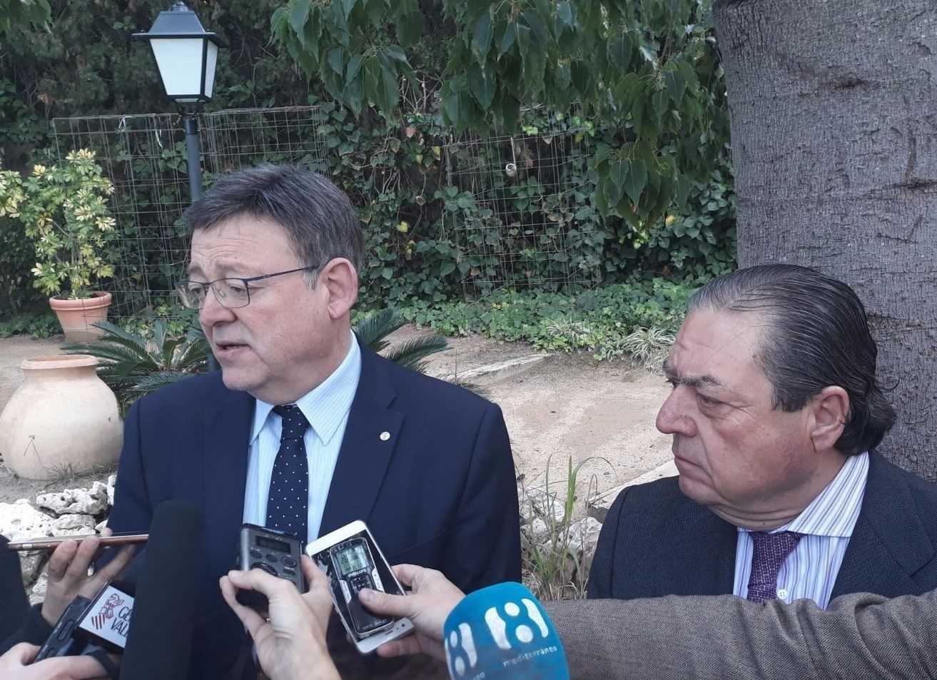 El cap del Consell i el president de l'AVE atenent als mitjans després d'un esmorzar celebrat amb empresaris a Alacant